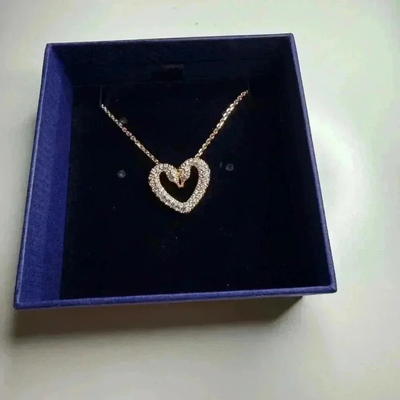 COPY - SWAROVSKI Swan heart necklace! - Picture 1 of 7
